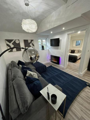 HERTFORD House with garden parking pet friendly pool room